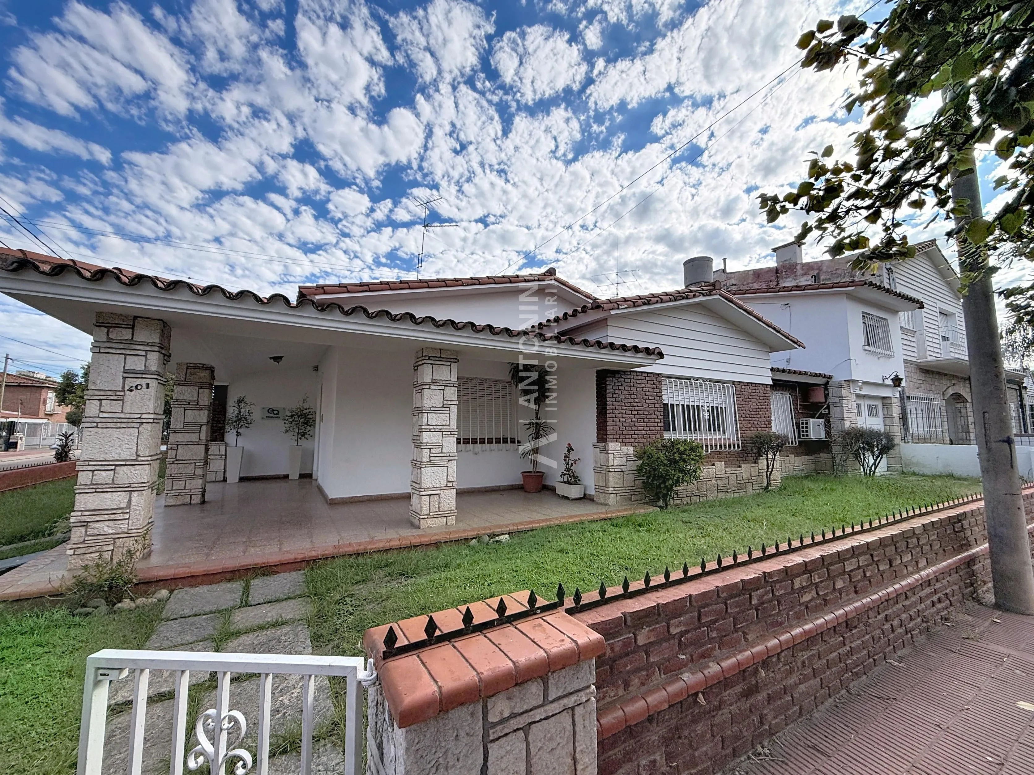Casa en esquina con gran potencial 444m2 cubiertos en Barrio Cofico