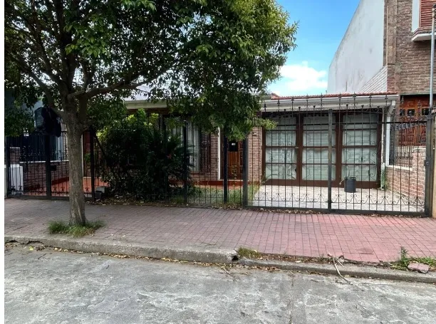Vendo casa 3dorm. c/cochera. Bº San Francisco.
