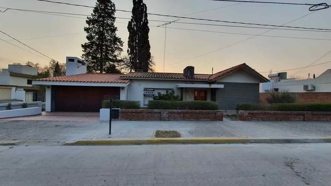 SE VENDE CASA DE 3 DORMITORIOS MAS DEPENDENCIAS EN MEJOR ZONA DE B° PELLEGRINI