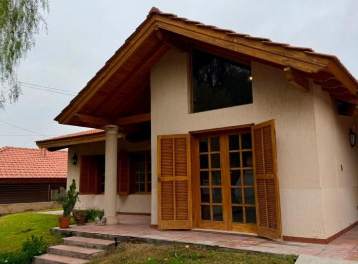 Casa · 210m² · 5 Ambientes · 2 Cocheras
