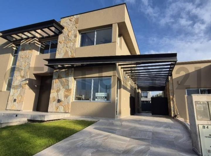 Casa · 240m² · 3 Dormitorios · 3 Cocheras