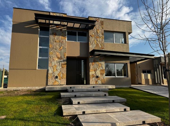 Casa · 240m² · 6 Ambientes · 2 Cocheras