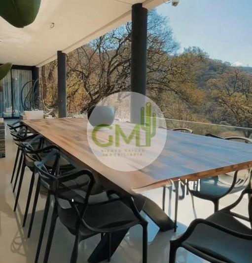 Casa · 300m² · 5 Ambientes · 2 Cocheras