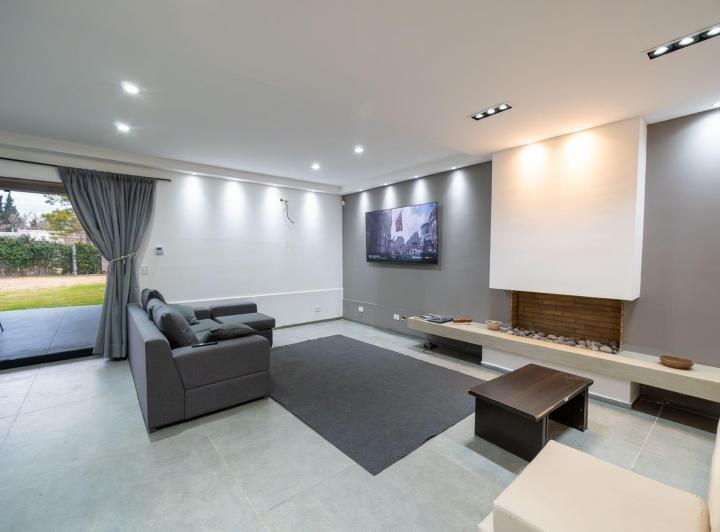 Casa · 253m² · 5 Ambientes · 6 Cocheras