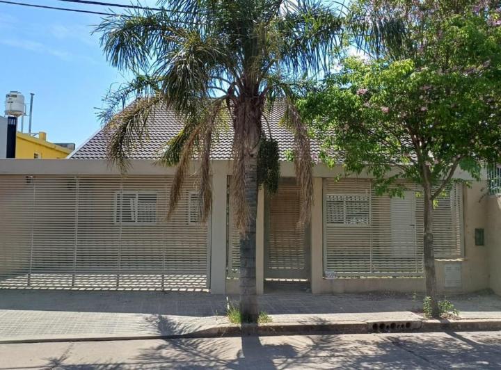 Casa · 200m² · 5 Ambientes · 2 Cocheras