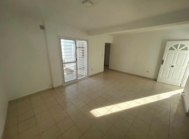 Casa · 90m² · 6 Ambientes · 4 Cocheras