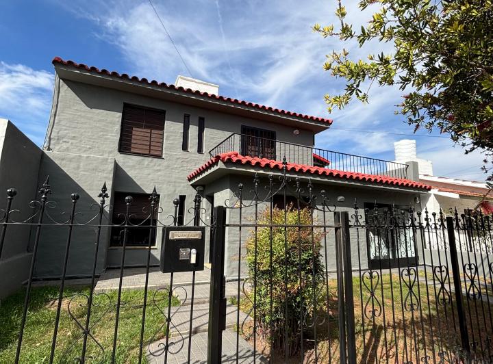 Casa · 180m² · 8 Ambientes · 1 Cochera
