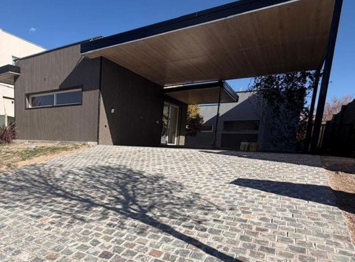 Casa · 200m² · 5 Ambientes · 2 Cocheras