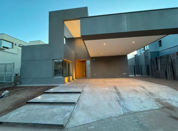 Casa · 203m² · 8 Ambientes · 2 Cocheras