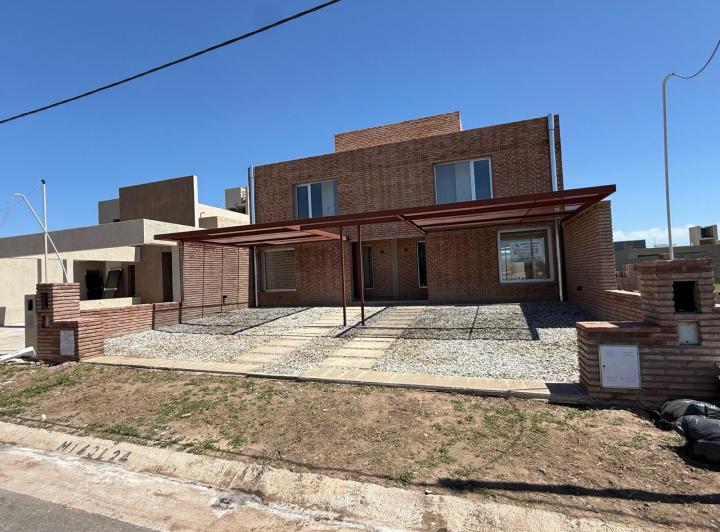 Casa · 150m² · 4 Ambientes · 2 Cocheras