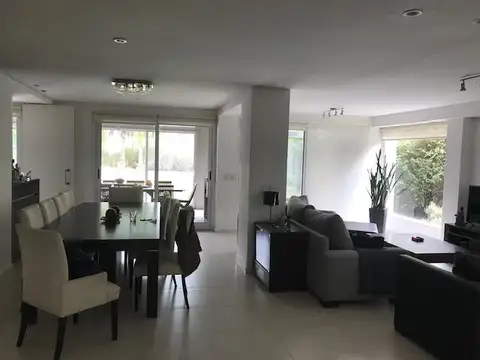 Casa en Venta en Abril Club De Campo, Countries y Barrios Cerrados en Berazategui