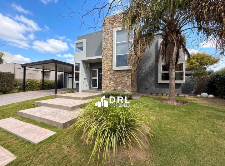 Casa · 330m² · 8 Ambientes · 2 Cocheras