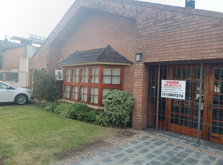 Casa · 374m² · 4 Ambientes · 1 Cochera