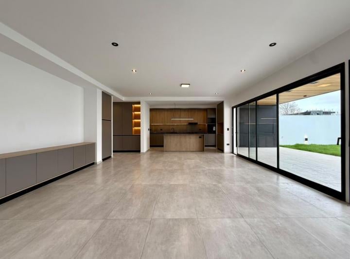 Casa · 360m² · 7 Ambientes · 2 Cocheras