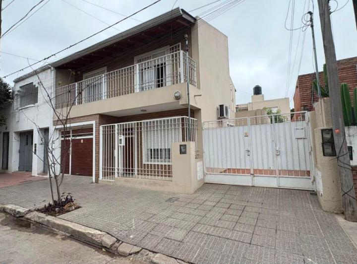 Casa · 1m² · 5 Ambientes · 1 Cochera