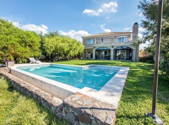 Casa · 330m² · 10 Ambientes · 2 Cocheras