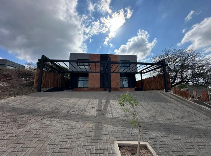 Casa · 165m² · 4 Ambientes · 2 Cocheras