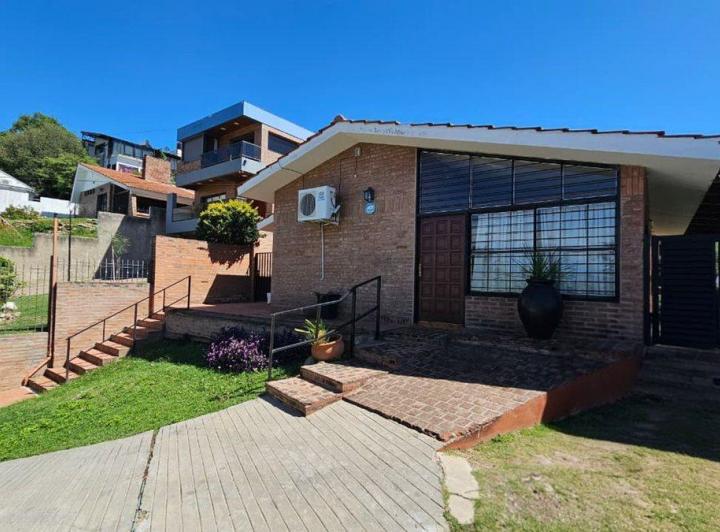 Casa · 237m² · 6 Ambientes · 1 Cochera