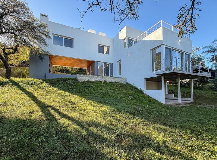 Casa · 260m² · 4 Ambientes · 2 Cocheras