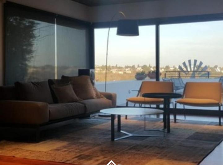 Casa · 376m² · 6 Ambientes · 2 Cocheras