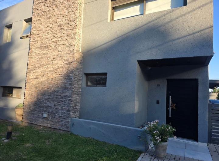 Casa · 200m² · 5 Ambientes · 2 Cocheras