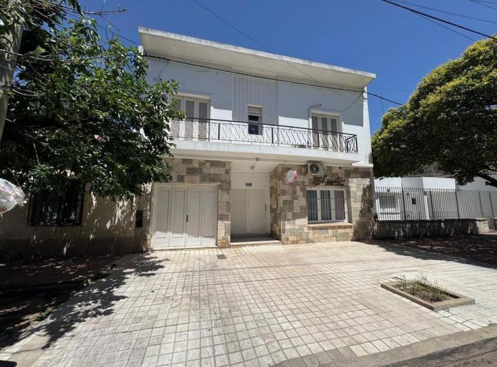 Casa · 263m² · 7 Ambientes · 1 Cochera