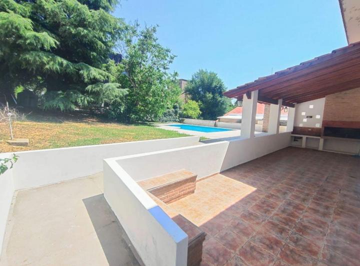 Casa · 180m² · 6 Ambientes · 2 Cocheras