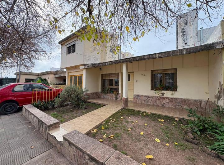 Casa · 207m² · 4 Ambientes · 2 Cocheras