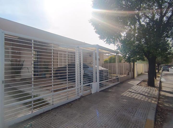 Casa · 178m² · 7 Ambientes · 2 Cocheras