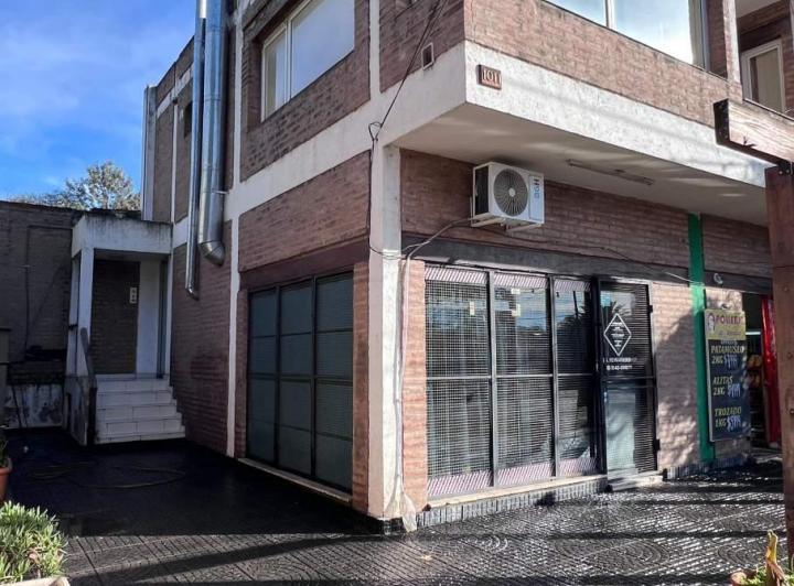 Casa · 246m² · 9 Ambientes · 2 Cocheras