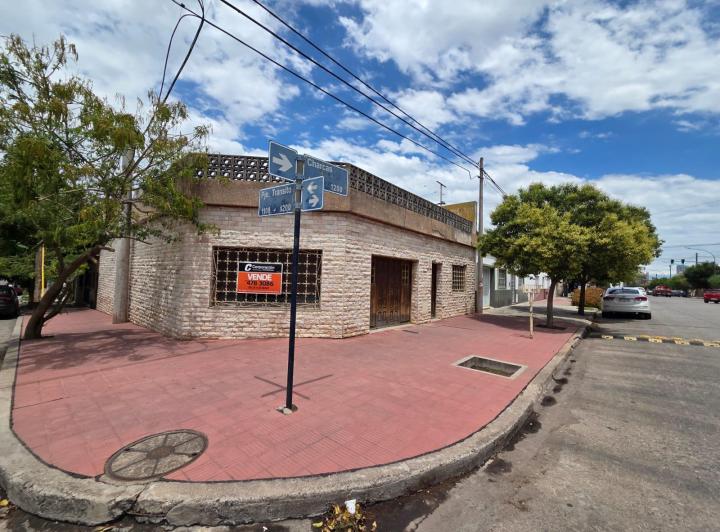 Casa · 200m² · 2 Ambientes · 1 Cochera