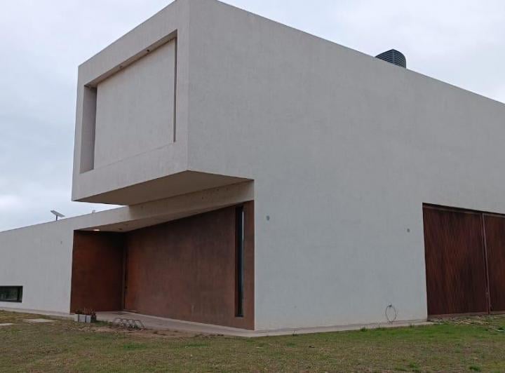 Casa · 198m² · 9 Ambientes · 2 Cocheras