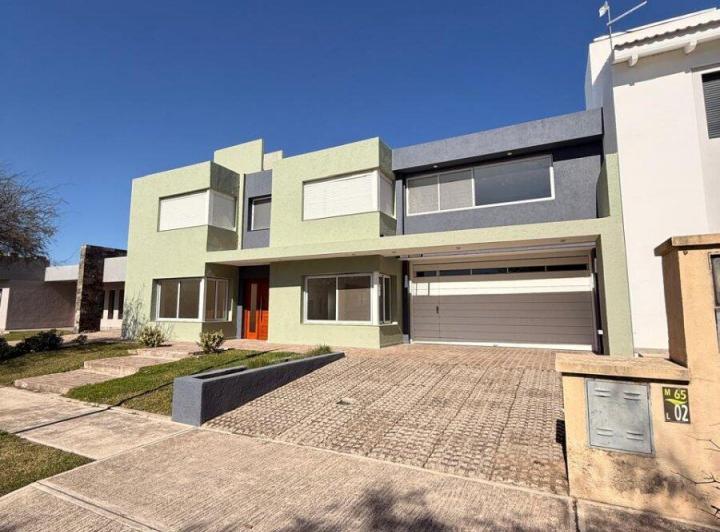 Casa · 293m² · 10 Ambientes · 2 Cocheras