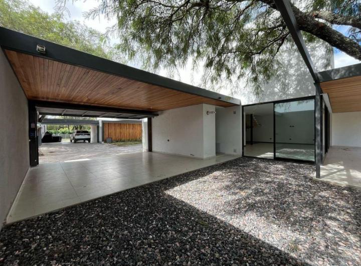 Casa · 250m² · 4 Ambientes · 2 Cocheras