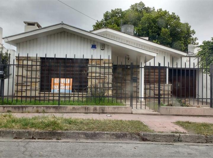 Casa · 200m² · 4 Ambientes · 1 Cochera