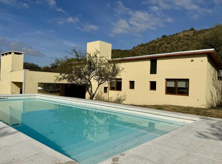 Casa · 212m² · 6 Ambientes · 2 Cocheras
