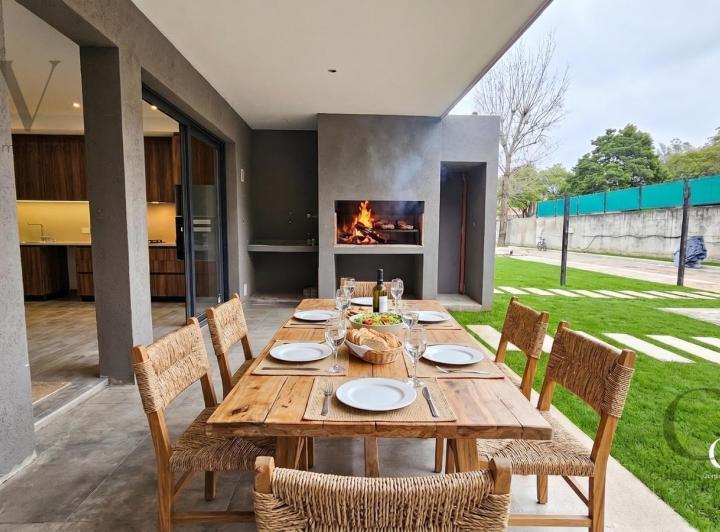 Casa · 222m² · 4 Ambientes · 2 Cocheras
