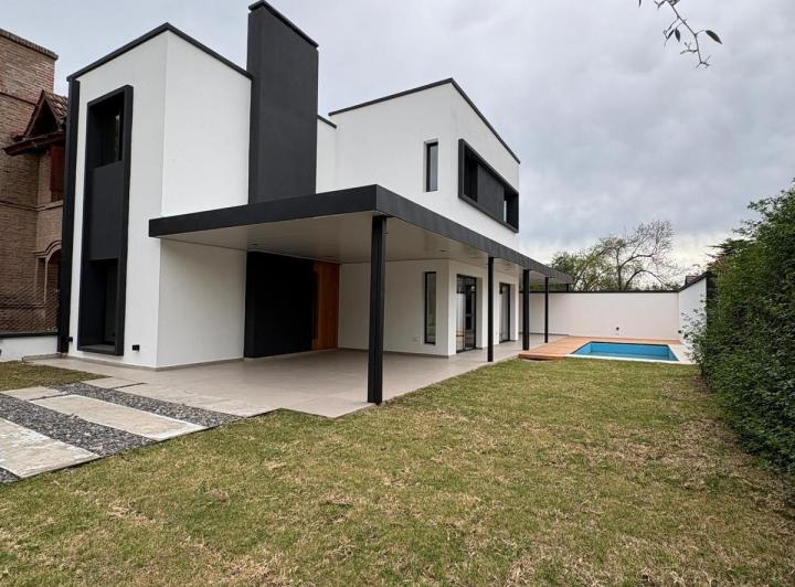 Casa · 140m² · 3 Ambientes · 2 Cocheras