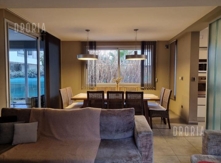 Casa · 300m² · 5 Ambientes · 2 Cocheras
