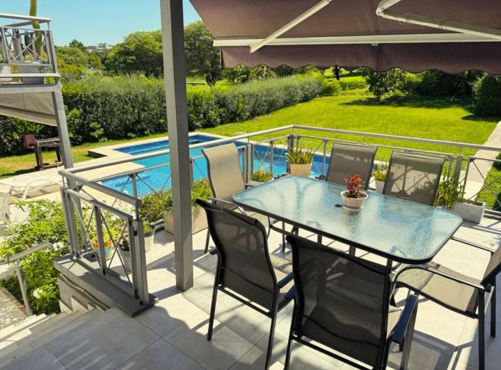 Casa · 395m² · 8 Ambientes · 2 Cocheras