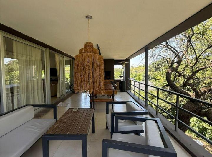 Casa · 300m² · 4 Ambientes · 2 Cocheras