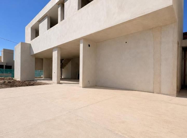 Casa · 147m² · 6 Ambientes · 2 Cocheras