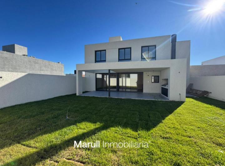 Casa · 360m² · 6 Ambientes · 2 Cocheras
