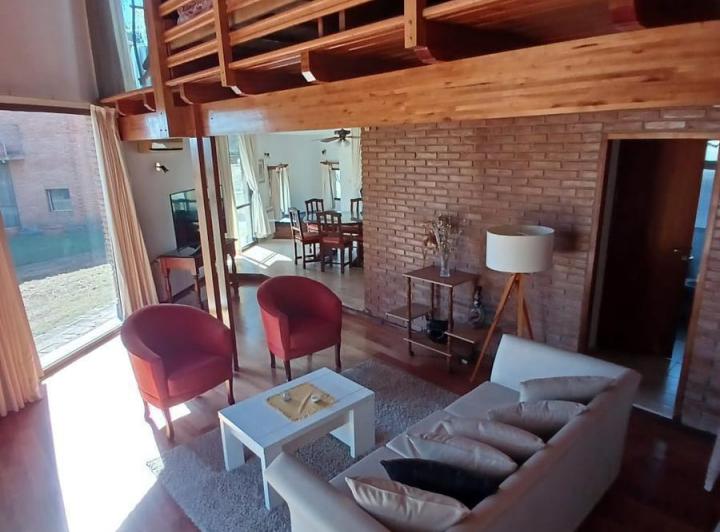 Casa · 158m² · 10 Ambientes · 1 Cochera