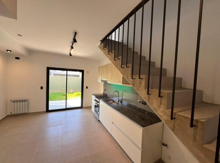 Casa · 102m² · 5 Ambientes · 2 Cocheras