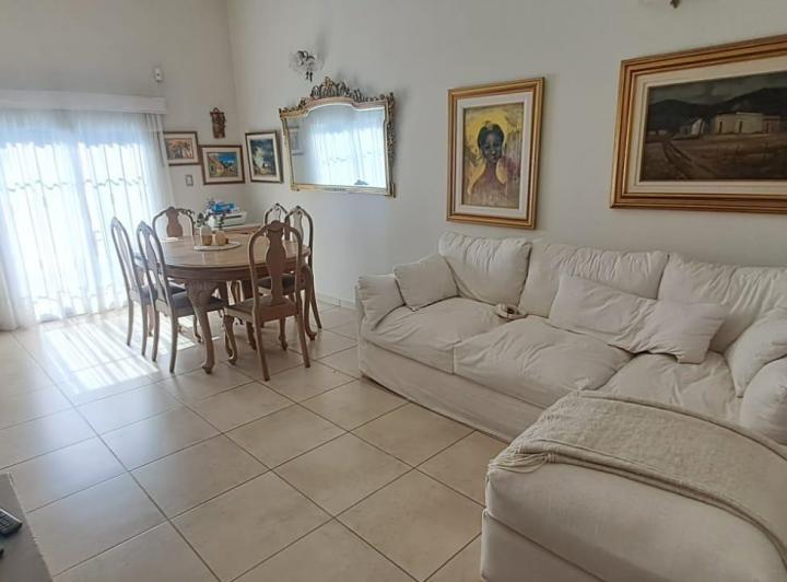 Casa · 250m² · 9 Ambientes · 2 Cocheras