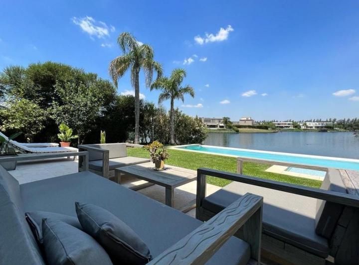 Casa · 300m² · 5 Ambientes · 1 Cochera