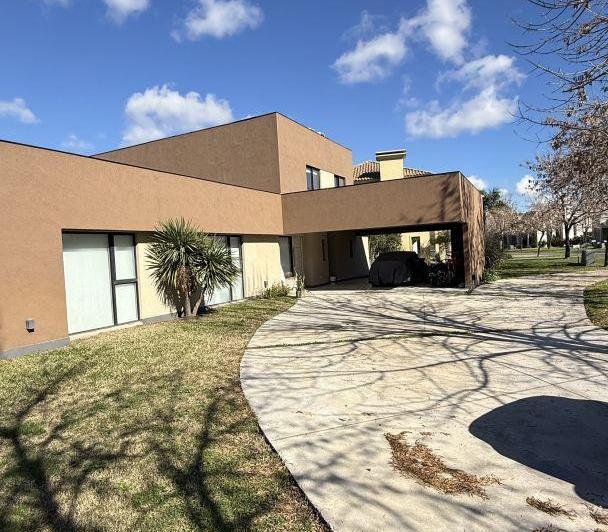 Casa · 350m² · 5 Ambientes · 4 Cocheras