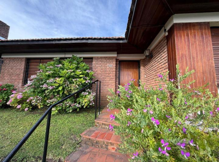 Casa · 90m² · 5 Ambientes · 2 Cocheras