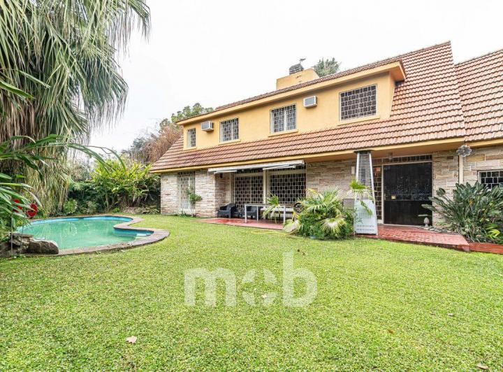 Casa · 250m² · 5 Ambientes · 2 Cocheras